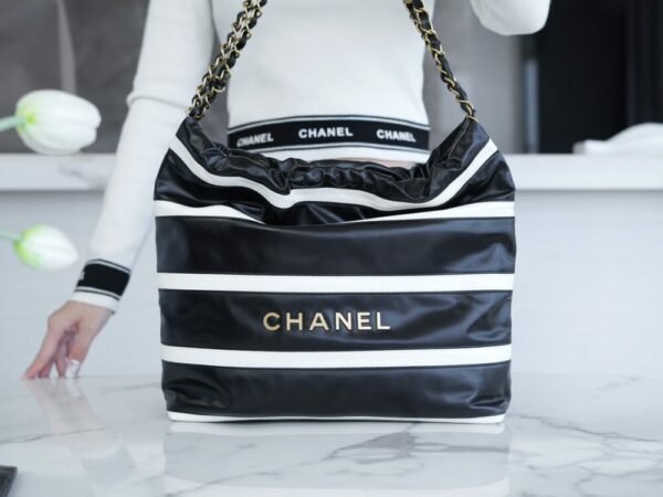 CHL 24s Spring/Summer new 22 handbag small size black and white 37cm