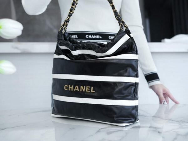 CHL 24s Spring/Summer new 22 handbag small size black and white 37cm