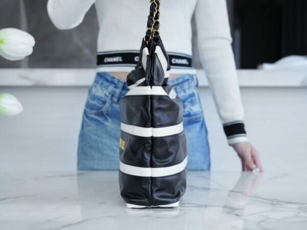 CHL 24s Spring/Summer new 22 handbag small size black and white 37cm