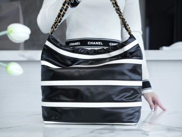 CHL 24s Spring/Summer new 22 handbag small size black and white 37cm