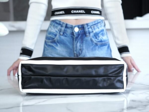 CHL 24s Spring/Summer new 22 handbag small size black and white 37cm