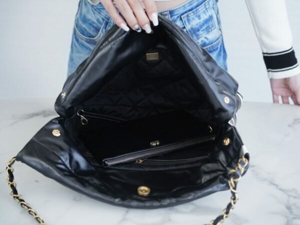 CHL 24s Spring/Summer new 22 handbag small size black and white 37cm