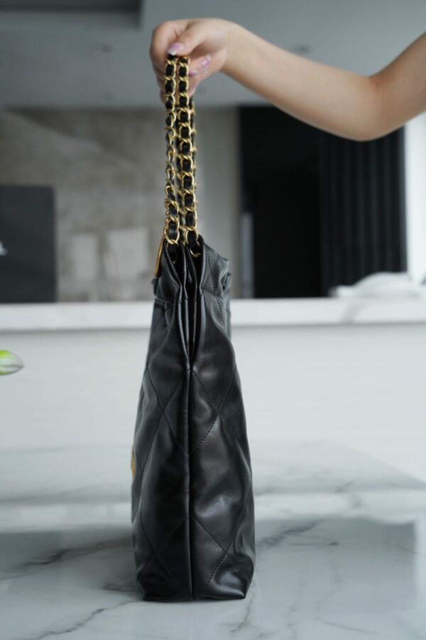 CHL 22p Spring and Summer New 22 Handbag Small Black Gold Buckle 37cm