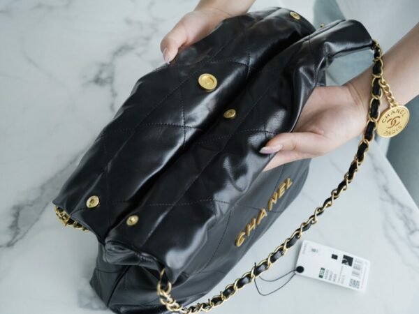CHL 22p Spring and Summer New 22 Handbag Small Black Gold Buckle 37cm
