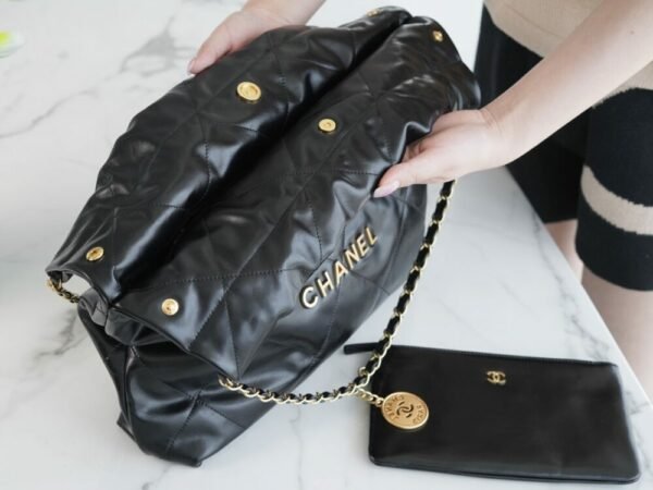 CHL 22p Spring and Summer New 22 Handbag Medium Black Gold Buckle 42cm