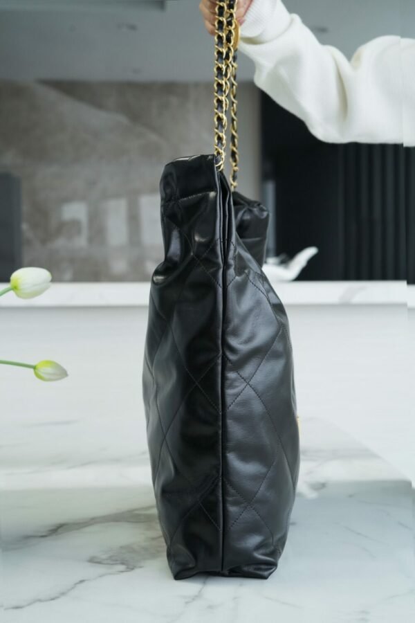 CHL 22p Spring and Summer New 22 Handbag Large Black Gold Buckle 48cm