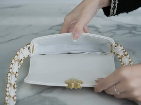 CHL 23k Autumn Winter Series 19 Wide Shoulder Strap Baguette Bag White 17.5cm