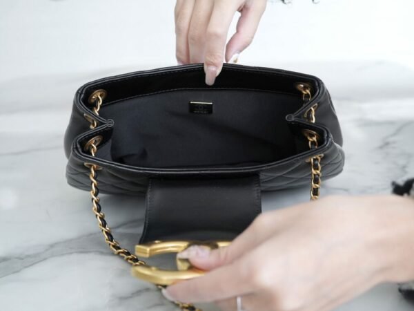 CHL 24c original lambskin retro logo messenger bag large size 25.5cm