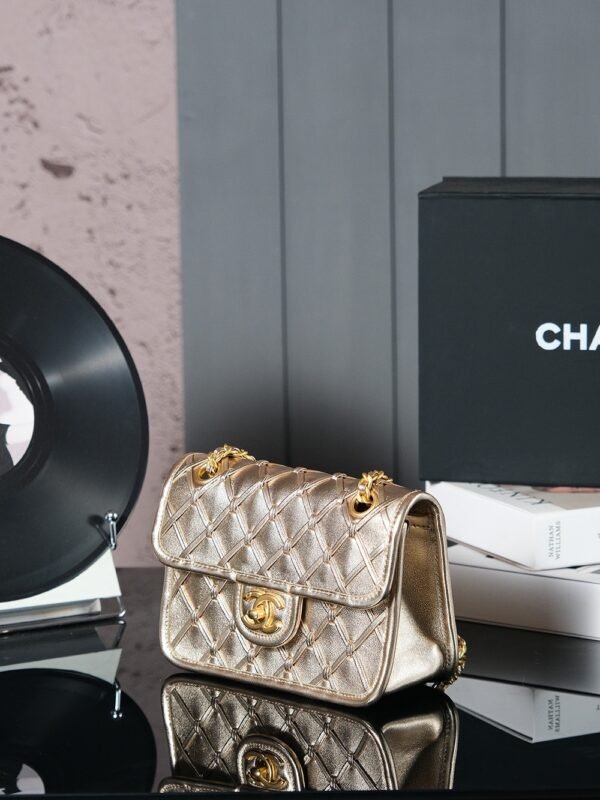 CHL 25c Early Spring Catwalk Hand-woven CF 20cm