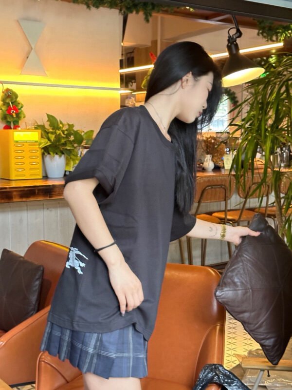 11_ee839eb7-ae5a-4fa8-88d7-040cc2c6cdc8 Burberry Black T-Shirt with Side Logo