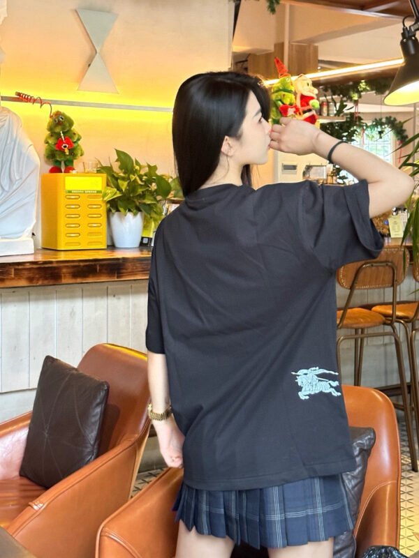 12_b4956f0a-7ea1-43a3-bf39-fb91a8d3a3e1 Burberry Black T-Shirt with Side Logo