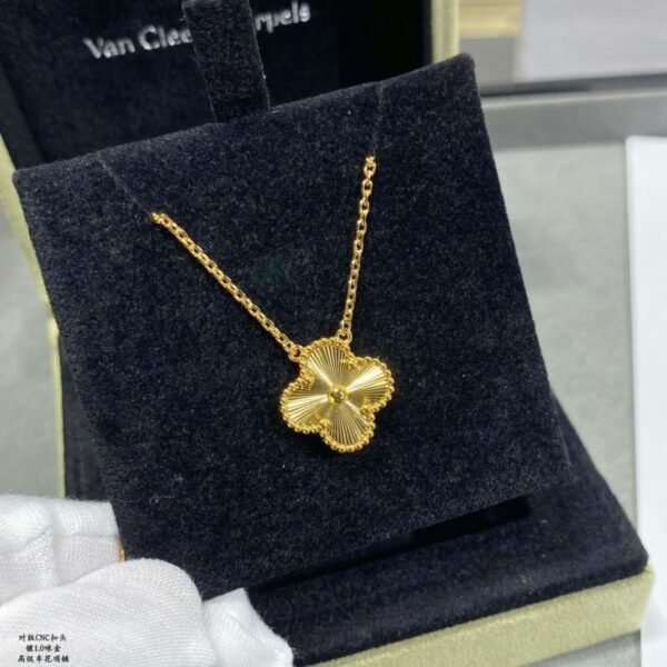 18K Vintage Alhambra Pendant Clover Necklace
