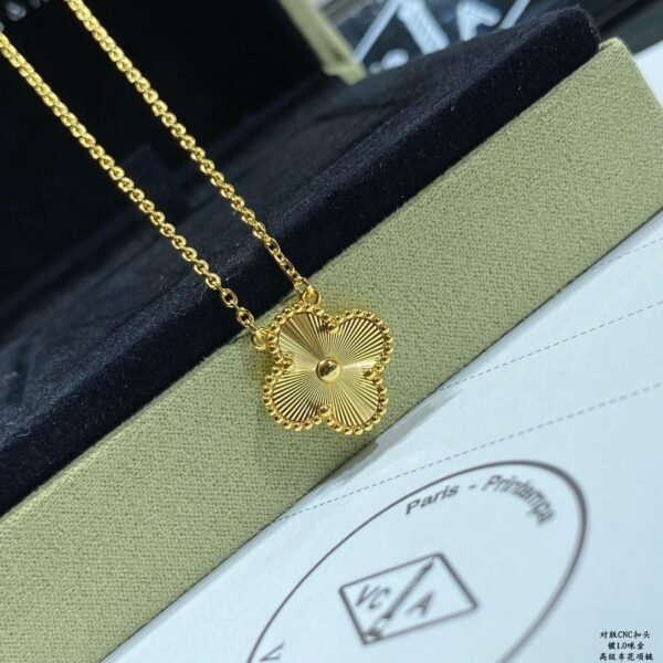 18K Vintage Alhambra Pendant Clover Necklace