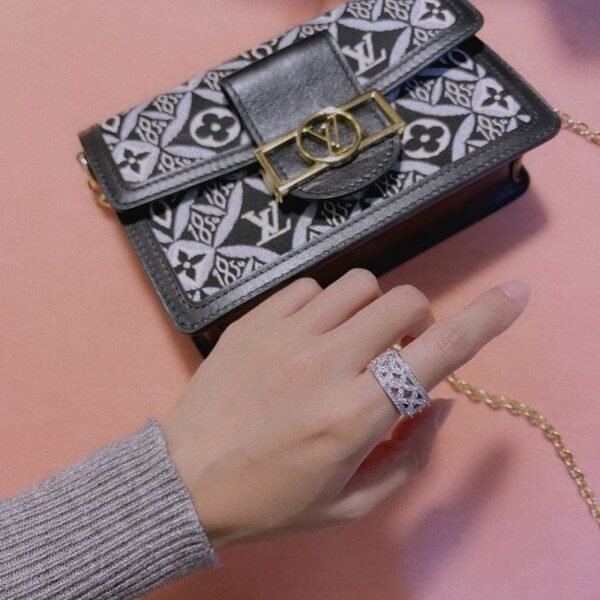 18K T Victoria  Ring