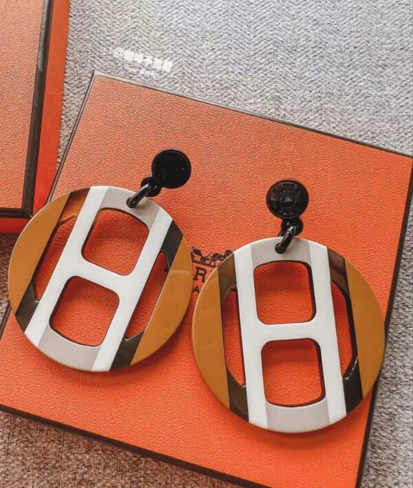 18K H Equipe Stud Earrings