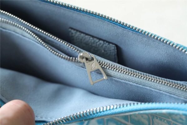 LV Coussin PM High Shiny Alligator Light Blue For Women,  Shoulder And Crossbody Bags 10.2n/26cm LV?