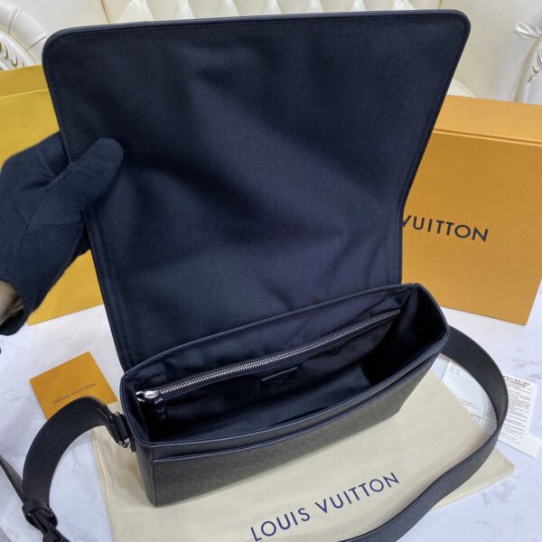 29a70c78 LV New Flap Messenger Bag Taiga Black For Men, Bags, Shoulder And Crossbody Bags 11.1in/28.3cm LV M30807