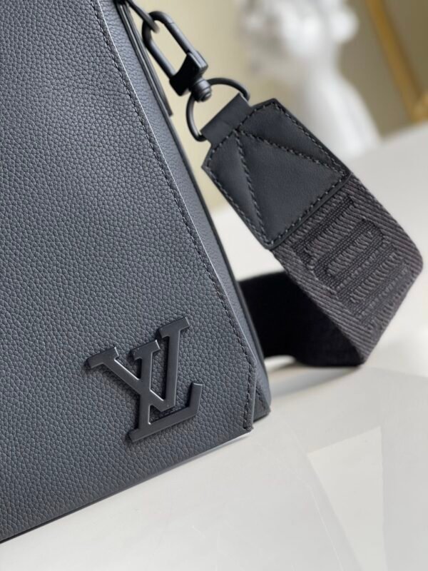 46f6370e LV Messenger Grain Black For Men, Bags, Shoulder And Crossbody Bags 11in/28cm LV M57080