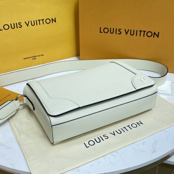 LV New Flap Messenger Bag Taiga White For Men, Bags, Shoulder And Crossbody Bags 11.1in/28.3cm LV?