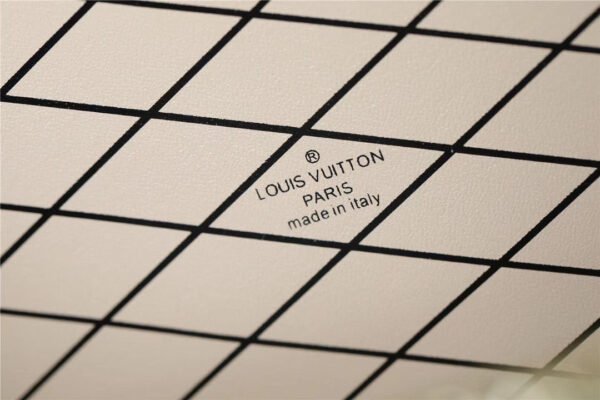 LV Petite Malle High Shiny Alligator Silver For Women,  Shoulder And Crossbody Bags 7.9in/20cm LV?