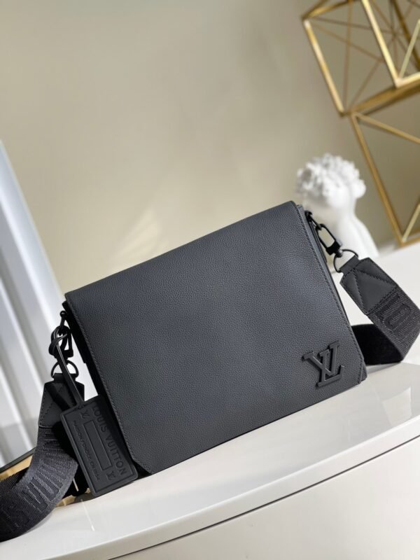 52792e9e LV Messenger Grain Black For Men, Bags, Shoulder And Crossbody Bags 11in/28cm LV M57080