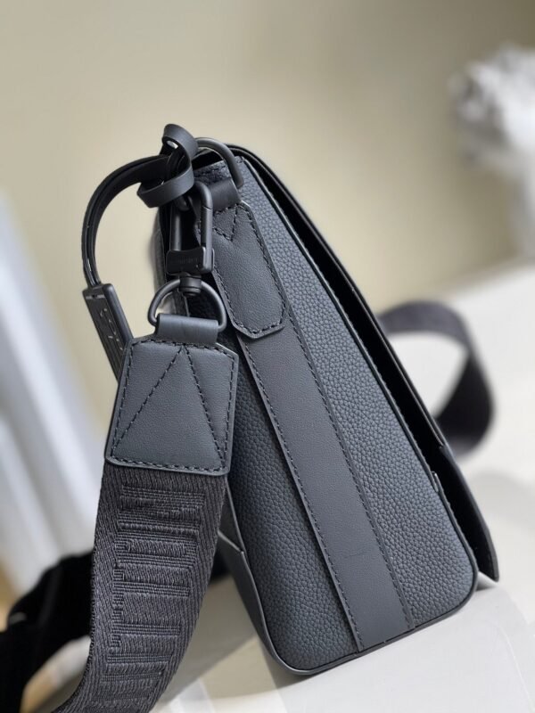 7313f80e LV Messenger Grain Black For Men, Bags, Shoulder And Crossbody Bags 11in/28cm LV M57080