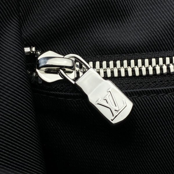 8c0af0ec LV New Flap Messenger Bag Taiga Black For Men, Bags, Shoulder And Crossbody Bags 11.1in/28.3cm LV M30807