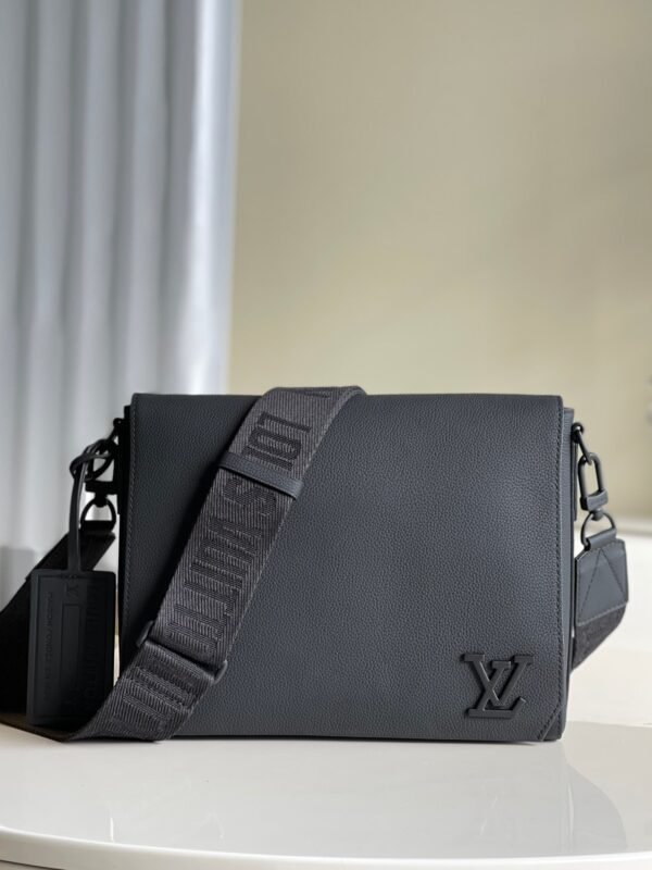 8fd87e31 LV Messenger Grain Black For Men, Bags, Shoulder And Crossbody Bags 11in/28cm LV M57080