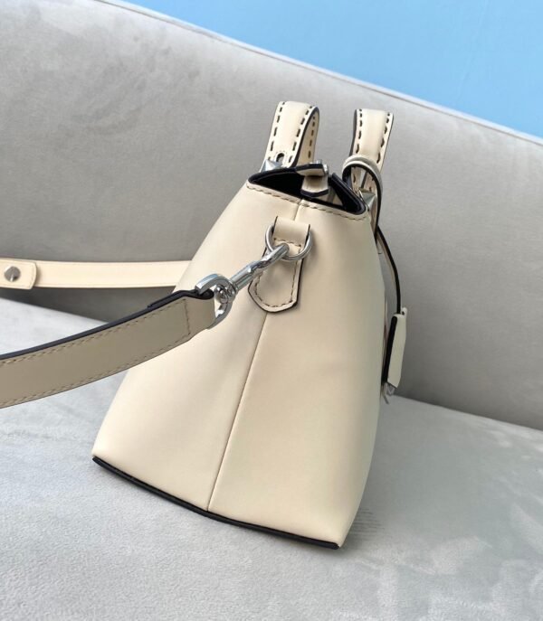 By The Way Medium White For Women, Handbags, Shoulder And Crossbody Bags 10.6in/27cm FF 8BL146