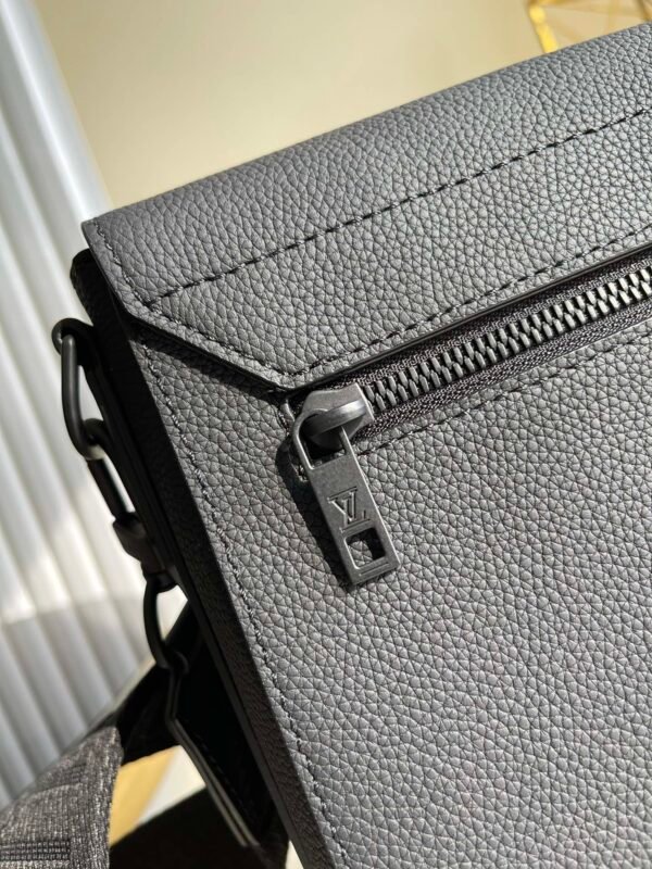 a2b5a7be LV Messenger Grain Black For Men, Bags, Shoulder And Crossbody Bags 11in/28cm LV M57080