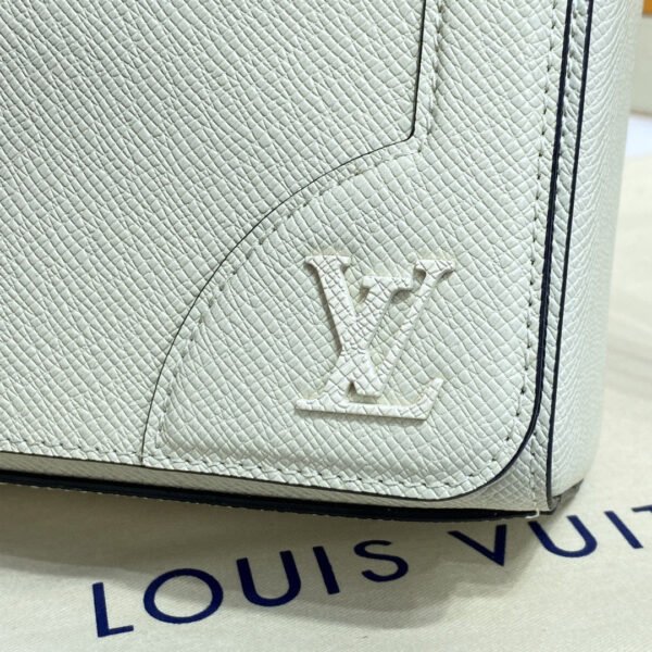 LV New Flap Messenger Bag Taiga White For Men, Bags, Shoulder And Crossbody Bags 11.1in/28.3cm LV?