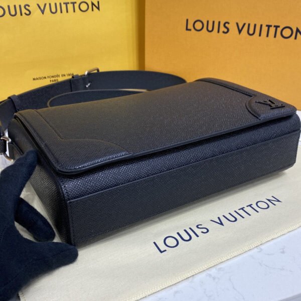 c731705f LV New Flap Messenger Bag Taiga Black For Men, Bags, Shoulder And Crossbody Bags 11.1in/28.3cm LV M30807