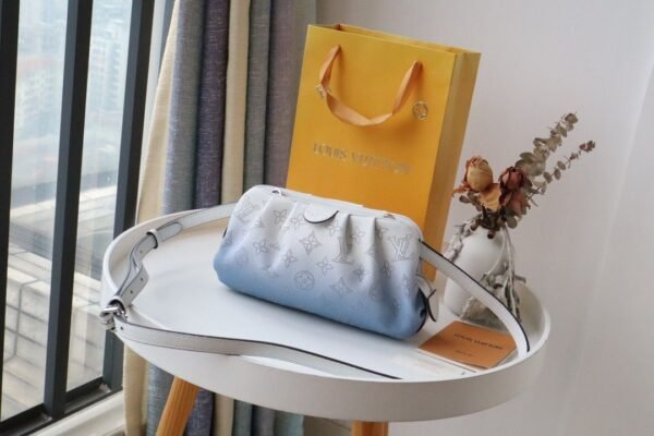 LV Scala Mini Pouch Mahina Gradient Blue For Women, Women¡¯s Bags, Shoulder And Crossbody Bags 9.1in/23cm LV M80497