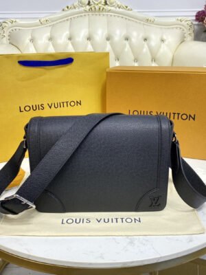 LV New Flap Messenger Bag Taiga Black For Men, Bags, Shoulder And Crossbody Bags 11.1in/28.3cm LV M30807