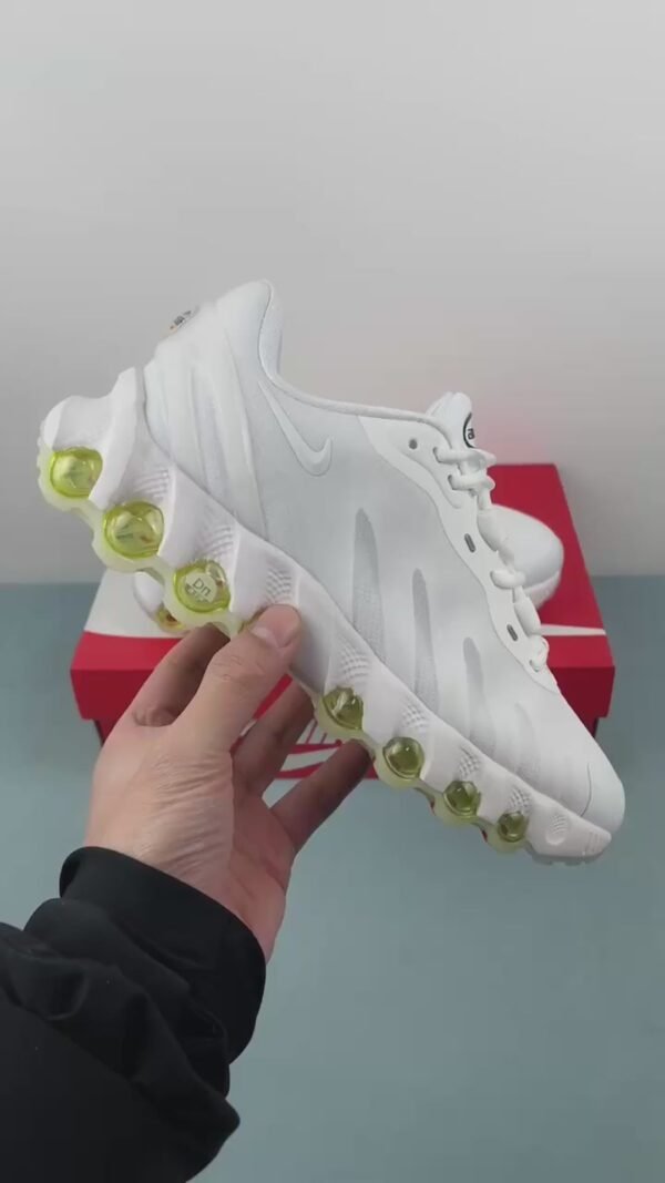 NIKE AIR MAX DN8