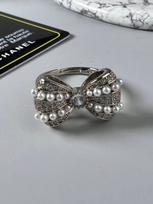 18K CC Bow Tie Pearls Ring