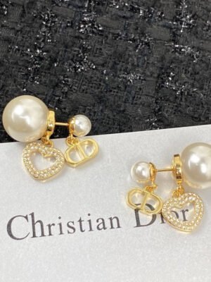 18K CD 30 Montaigne Heart Earrings