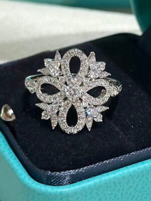 18K T Vinatge Flower Ring