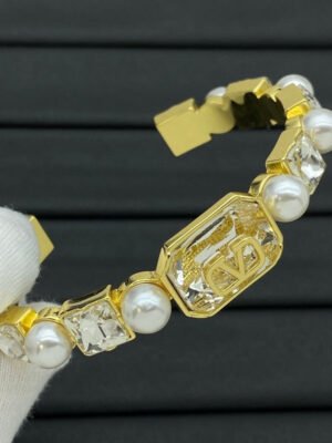 18K Vlogo Pearls Bracelet
