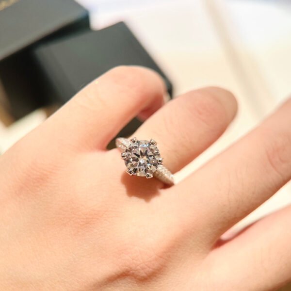 18K T Pav¨¦ Tiffany Setting Engagement Ring
