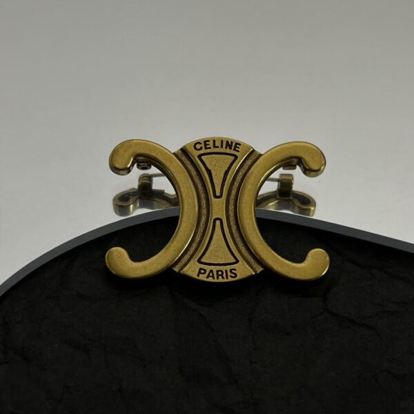 18K Triomphe Vintage Brooch