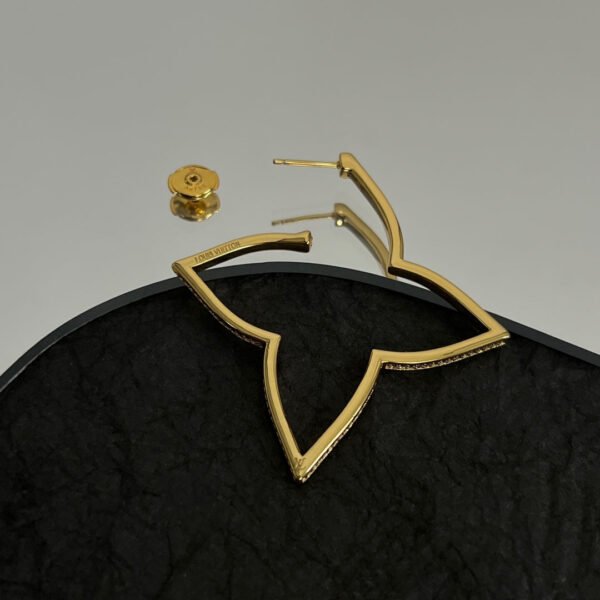 18K Louis Debuts Blossom Earrings