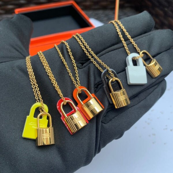18K O'Kelly Pendant H Necklace