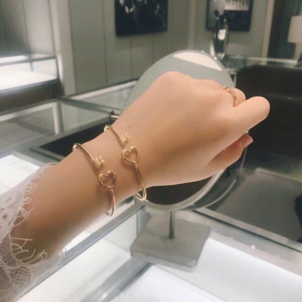 18K T Heart Key Wire Bracelet