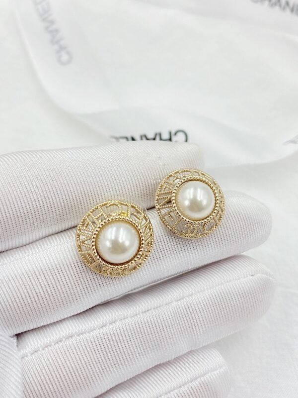 18K CC Pearl Round Earrings