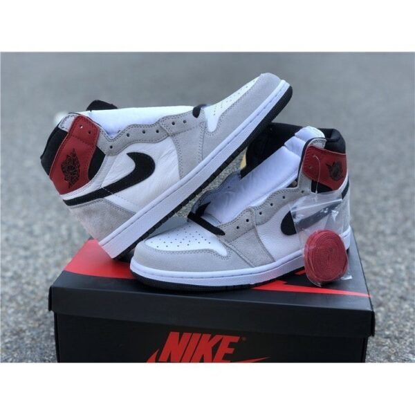 jordan-1-retro-high-x-light-smoke-grey-235924 JORDAN 1 RETRO HIGH x LIGHT SMOKE GREY
